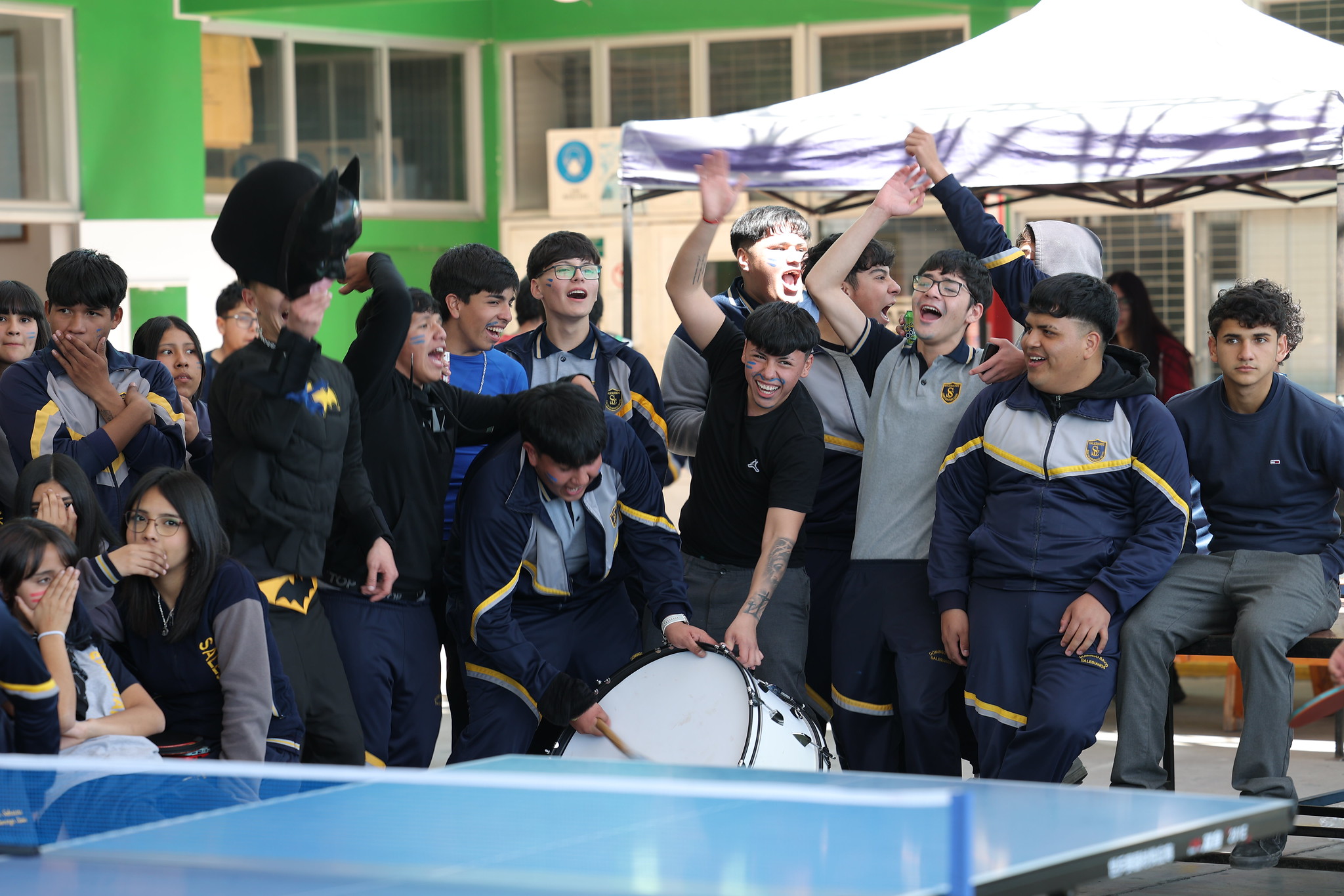 Patio del Colegio Salesiano Santo Domingo Savio en Alto Hospicio con estudiantes